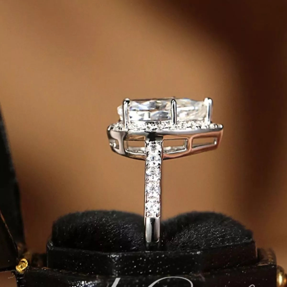Shine detail of the Women's Silver Minimalist 4 Carat 925 Sterling Moissanite Ring for Everyday Styling & Gifting, styled with delicate sparkle for daily wear and gifting, made for women who want refined jewelry.