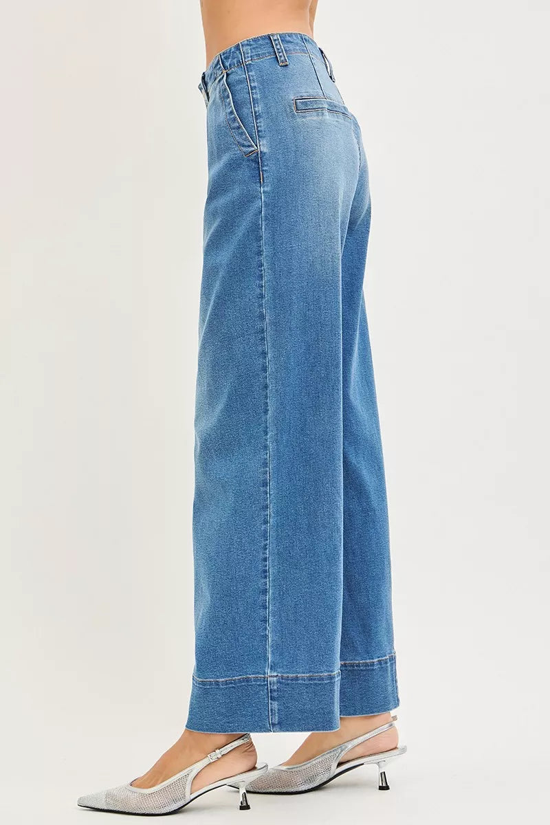 Neckline detail of the MEDIUM RISEN Slouchy Wide Leg Jeans With Pleats, styled with polished boutique styling for day-to-night outfits, made for women who want easy layering.
