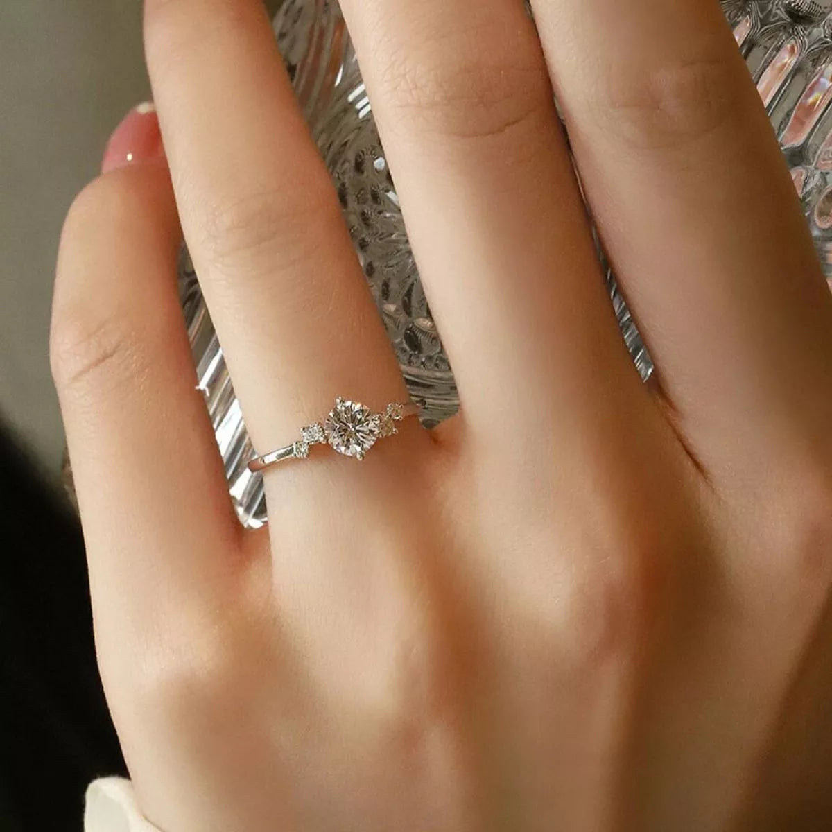 Shine detail of the Women's Silver Minimalist 1 Carat Moissanite 925 Sterling Ring Style 4 for Everyday Styling & Gifting, styled with delicate sparkle for daily wear and gifting, made for women who want refined jewelry.